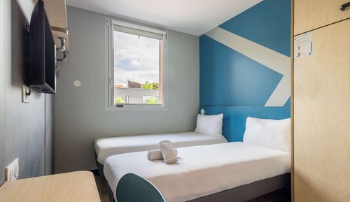 Triple room with 2 single beds and 1 extra single bed