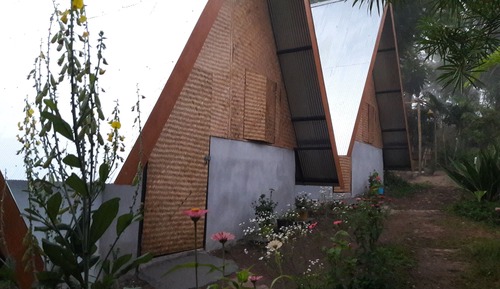 Hut Fan with Shared Bathroom