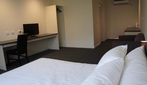 Basic Room, 1 Queen Bed