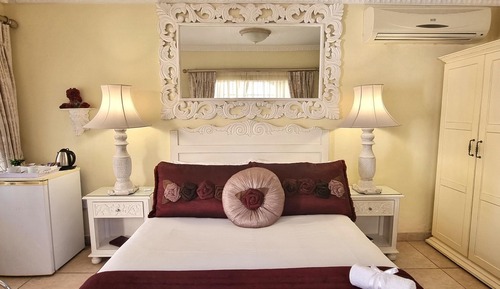 Superior Room, 1 King Bed, Poolside