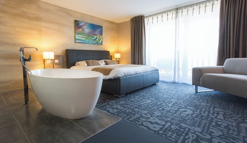 Superior Room, Bathtub