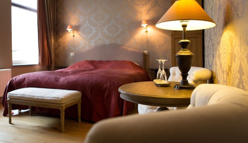 Deluxe Room (Massage Bathtub)