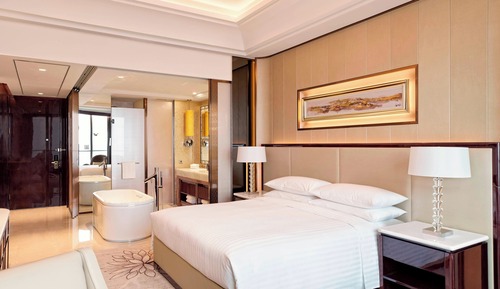 Deluxe Room, 1 King Bed, City View