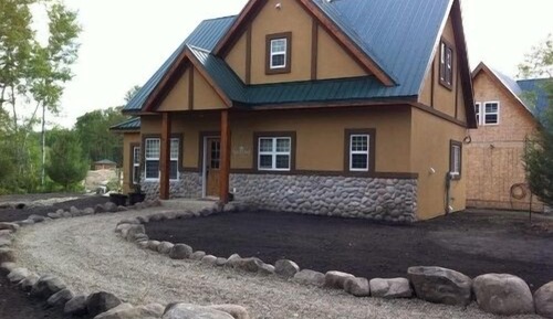 Luxury Cabin, 2 Bedrooms, Accessible, Pool View (Hummingbird Inn)