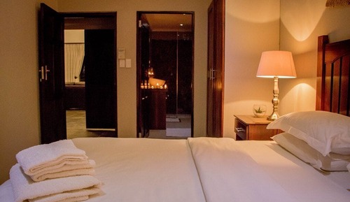 Comfort Room, 1 King Bed, Ensuite, Garden View