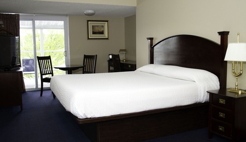 1 King Bed, Accessible, Lake View (ADA)