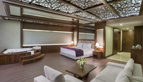 Honeymoon Suite