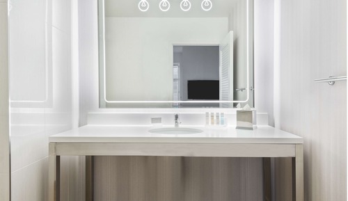 Premium Suite, 1 King Bed, Accessible, Bathtub