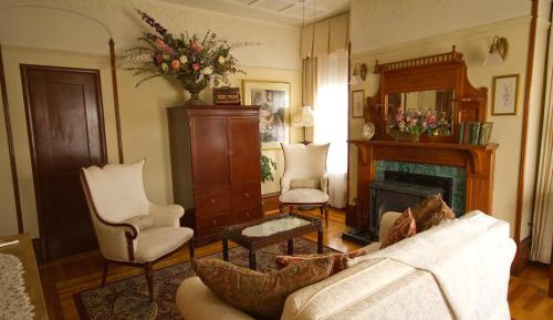 Queen Suite with Spa Bath