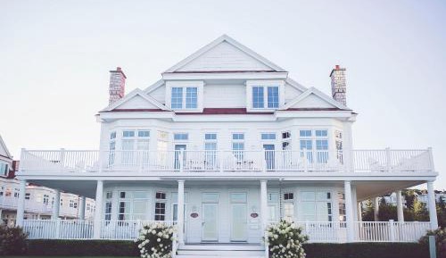 Three-Bedroom Lakeside Cottage