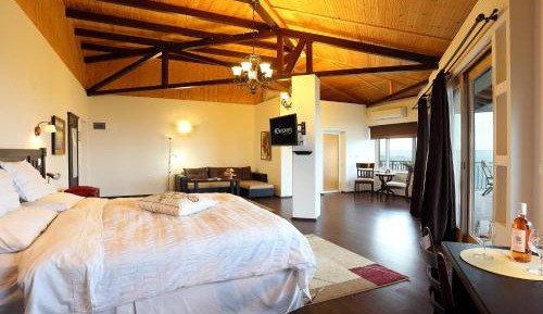 Corner Suite with Terrace and Vineyards & River View