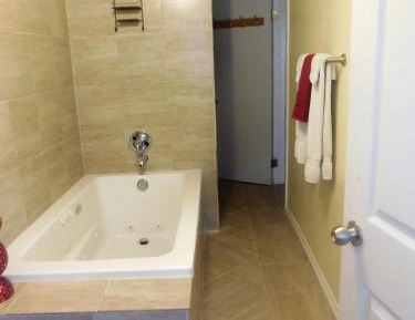 Hotel Room / Jacuzzi