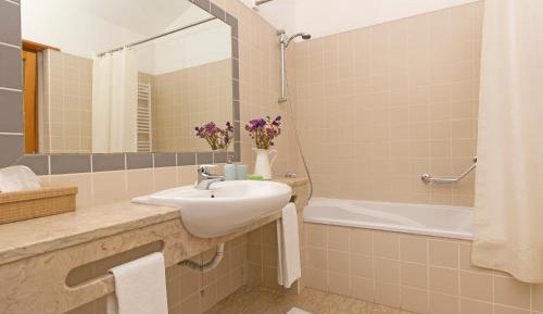 Apartment with Balcony and Sea View