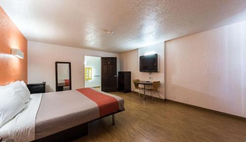 King Room - Non-Smoking