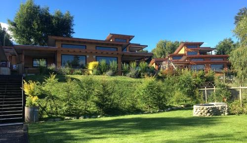 One-Bedroom Bungalow with Lake View