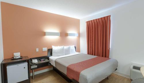 Queen Room - Disability Access - Non-Smoking