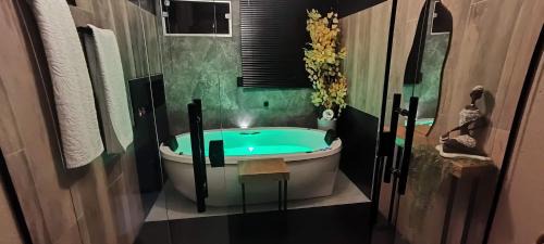 Deluxe Suite with Spa Bath