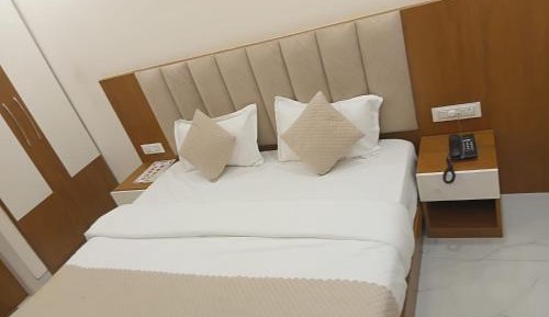 Deluxe Double Room (2 Adults + 1 Child)