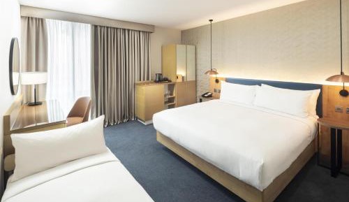 Queen Room with extra bed