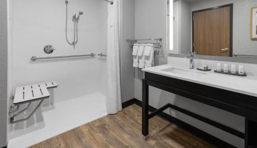 Queen Room with Two Queen Beds and Roll-in Shower - Mobility Accessible/Non-Smoking