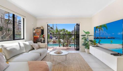 Deluxe One-Bedroom Apartment