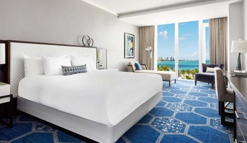 Deluxe King Room with Partial Ocean View