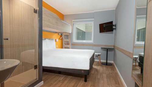 Standard Room with One Double Bed and One Single Bed