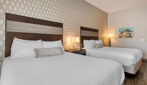 Queen Room with Two Queen Beds and Roll-In Shower - Disability Access