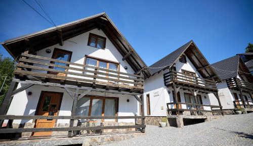 Three-Bedroom Apartment with Mountain View