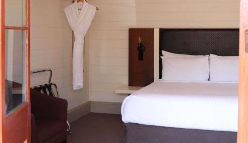 Queen Room with External Private Bathroom