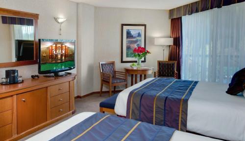 Queen Room with Two Queen Beds and Mountain View