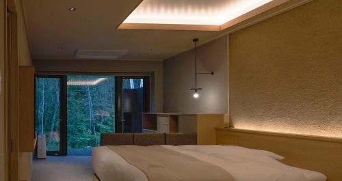 301 Suite with View Bath - Non Smoking