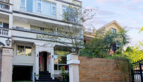 Villa with Garden View