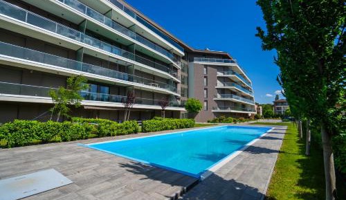 One-Bedroom Apartment with Pool View