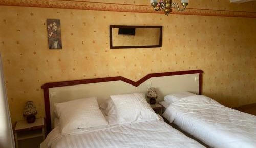 Deluxe Room (2 Adults + 1 Child)