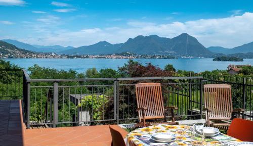 One-Bedroom Apartment with Lake View