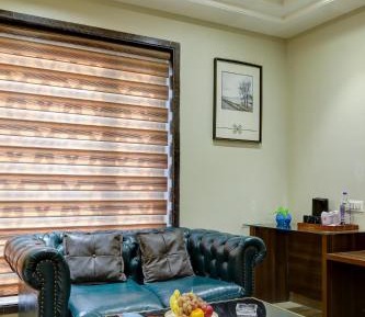 OAK Suite with Sofa and Window