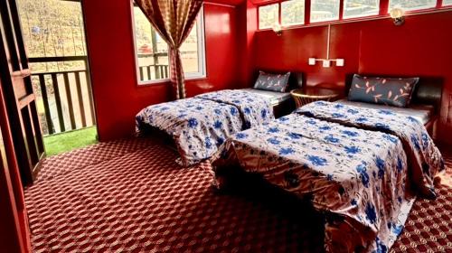 Standard Twin Room with Mountain View