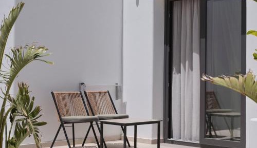 Cozy Double Room with Pool View