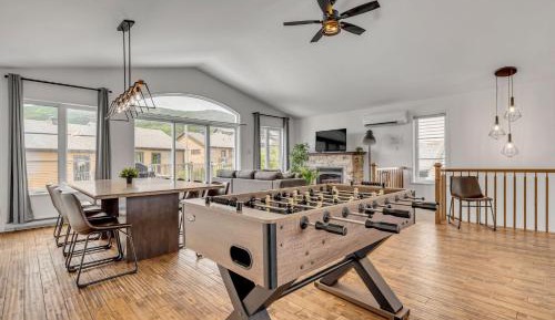 Four-Bedroom Apartment with Balcony 