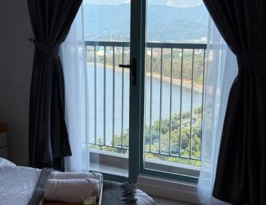 One-Bedroom Apartment with Sea View and Balcony