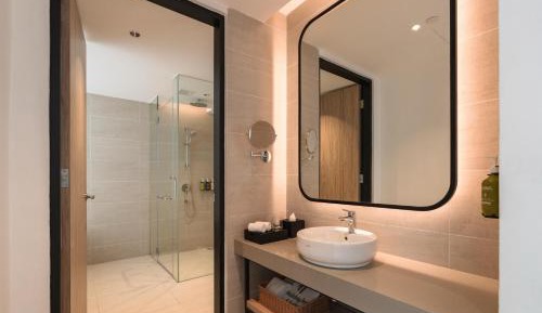 One-Bedroom Suite with Dining and Kitchenette