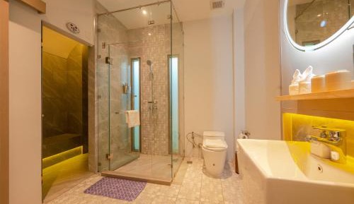 Standard Queen Room with Spa Access
