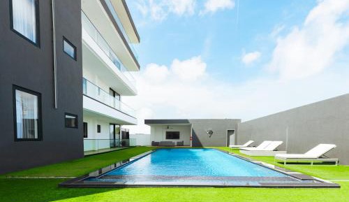 One-Bedroom Apartment with Pool View
