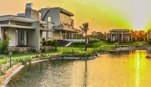 Deluxe Villas with Lake View