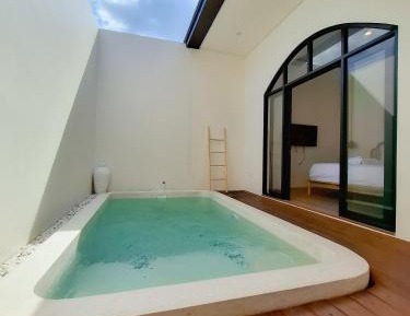Queen Room with Pool View