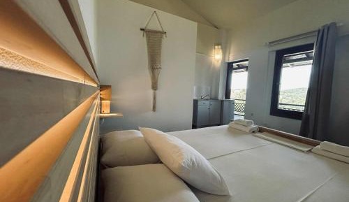 Deluxe Room (2 Adults + 1 Child)