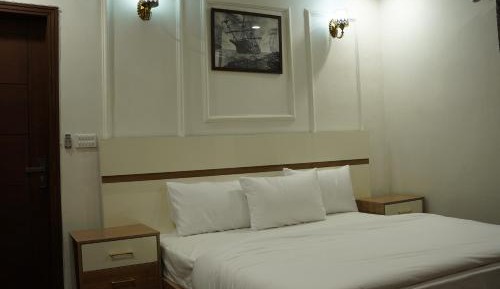 Two-Bedroom Apartment with Mountain View