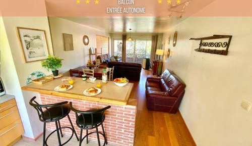 Four-Bedroom Apartment with Balcony 