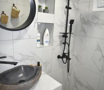 Deluxe One-Bedroom Apartment